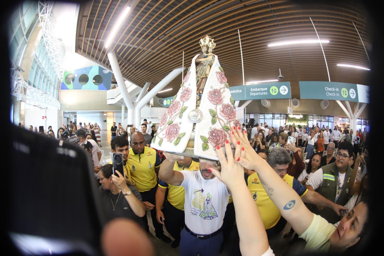 O Aeroporto Internacional de Belém recebeu, na manhã desta terça-feira (6), a Imagem Peregrina de Nossa Senhora de Nazaré